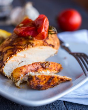 Beyaz bir tabakta sebze ile pişmiş tavuk köri kesmek 