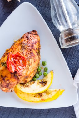 Sebzeli baharatlı soslu fırında tavuk 