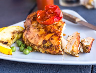 bir baharatlı sos pişmiş tavuk parçalarını kesmek