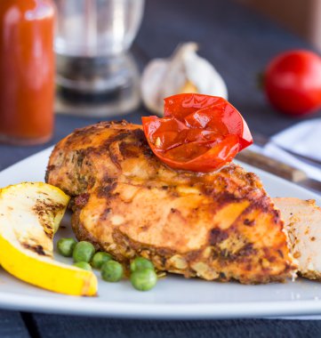 bir baharatlı sos pişmiş tavuk parçalarını kesmek