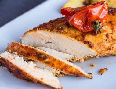 bir baharatlı sos pişmiş tavuk parçalarını kesmek