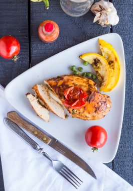 fırında sebzeli baharatlı Köri soslu tavuk kesi 