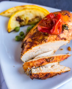 baharat ve domates sosu Fırında kesilmiş tavuk fileto 