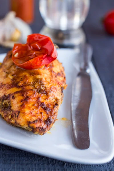 鶏ササミ焼きスパイスとトマト、野菜 — ストック写真