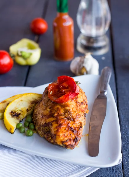 鶏ササミ焼きスパイスとトマト、野菜 — ストック写真