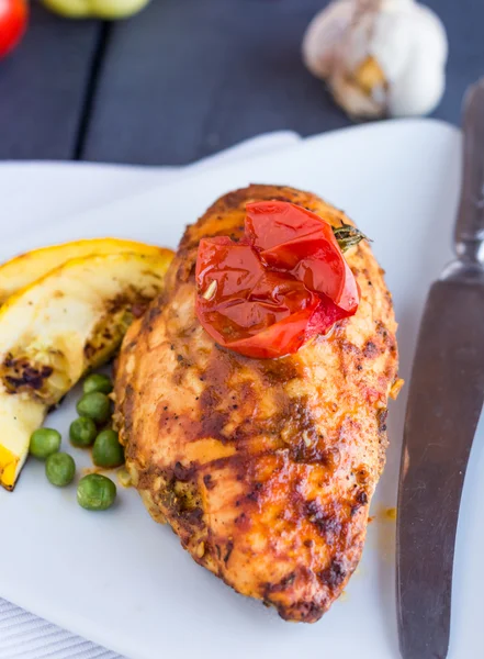 Hühnerfilet in Gewürzen und Tomaten gebacken, Gemüse — Stockfoto