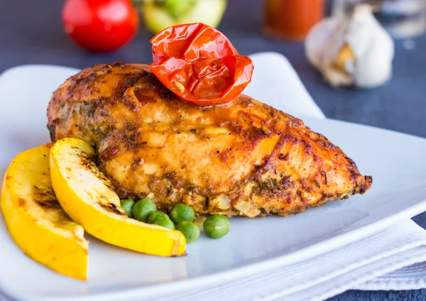 Filé de frango inteiro assado em um molho picante com legumes — Fotografia de Stock