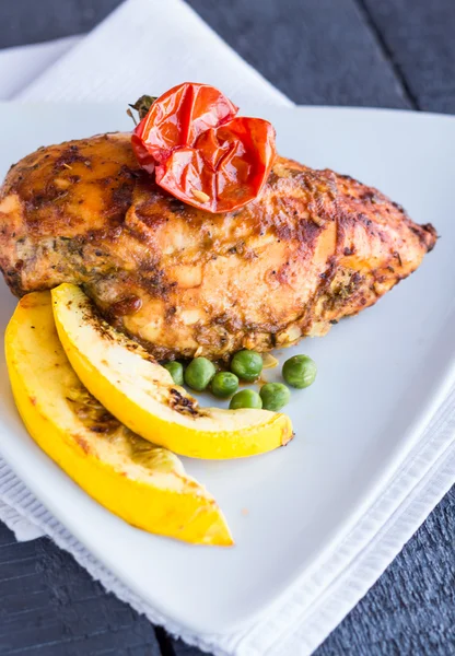 sebzeli baharatlı soslu fırında bütün tavuk fileto 