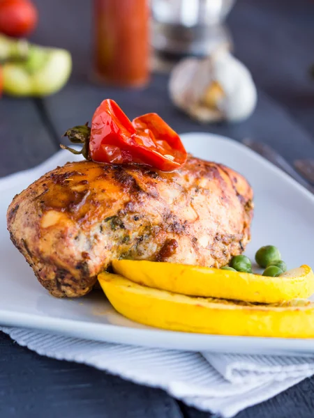 Poulet cuit au four dans une sauce épicée aux légumes — Photo