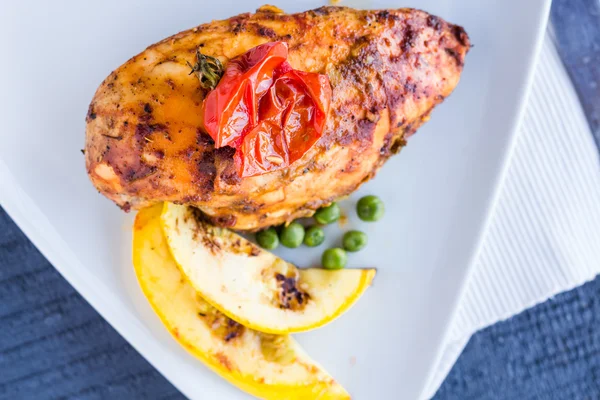 Baked chicken in a spicy sauce with vegetables — Stock Photo, Image