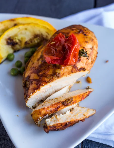 Cortar el curry de pollo al horno con verduras en un plato blanco — Foto de Stock