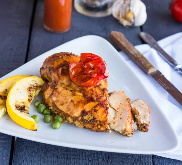 Cortar en trozos de pollo al horno en una salsa picante — Foto de Stock