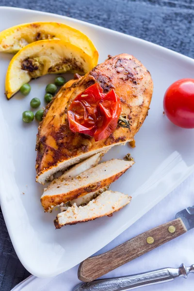 Incisión de pollo al horno en una salsa de curry picante con verduras — Foto de Stock