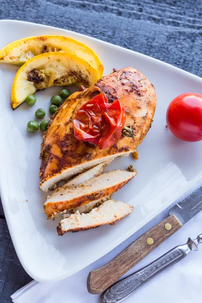 Incisión de pollo al horno en una salsa de curry picante con verduras — Foto de Stock