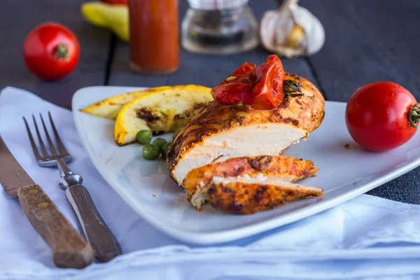 El filete de pollo cortado cocido en especias y salsa de tomate — Foto de Stock