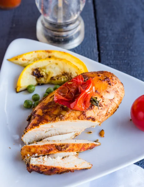 Le filet de poulet coupé cuit dans des épices et de la sauce tomate — Photo