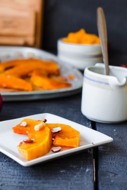 Bal ve fındık beyaz tabakta ile pişmiş kabak 