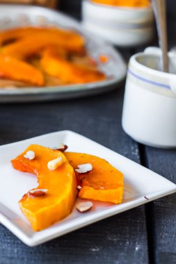 Bal ve fındık beyaz tabakta ile pişmiş kabak 