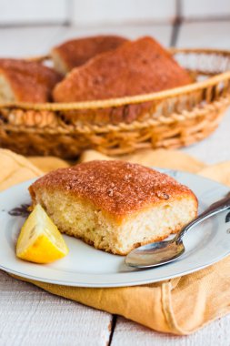 Beyaz bir arka plan üzerinde limon tarçın çörekler 