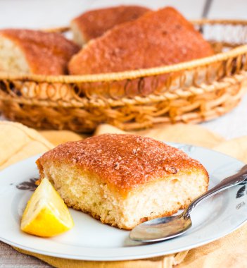 Beyaz bir arka plan üzerinde limon tarçın çörekler 