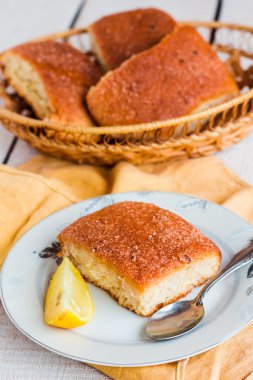 Beyaz bir arka plan üzerinde limon tarçın çörekler 