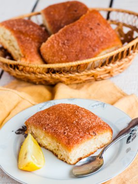 Beyaz bir arka plan üzerinde limon tarçın çörekler 