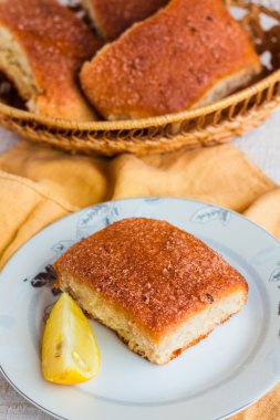 Beyaz bir arka plan üzerinde limon tarçın çörekler 