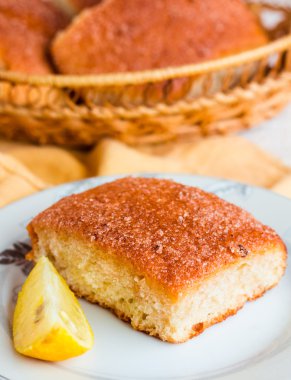 ahşap bir arka plan üzerinde limon tarçın rulo