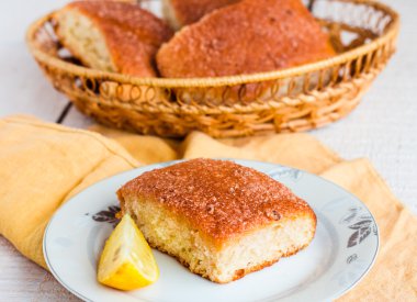 ahşap bir arka plan üzerinde limon tarçın rulo