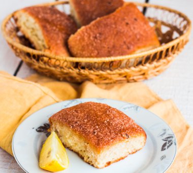 ahşap bir arka plan üzerinde limon tarçın rulo