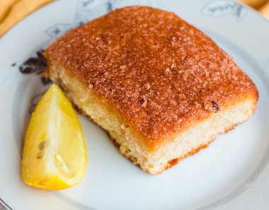 ahşap bir arka plan üzerinde limon tarçın rulo