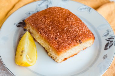 ahşap bir arka plan üzerinde limon tarçın rulo