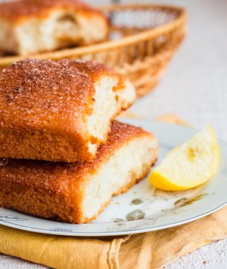 ahşap bir arka plan üzerinde limon tarçın rulo