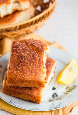 ahşap bir arka plan üzerinde limon tarçın rulo