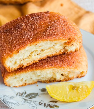 limon tarçın çörekler beyaz tabakta Servis Kahvaltı 