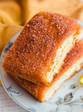 limon tarçın çörekler beyaz tabakta Servis Kahvaltı 