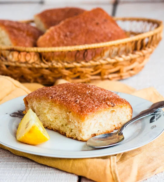 Beyaz bir arka plan üzerinde limon tarçın çörekler 