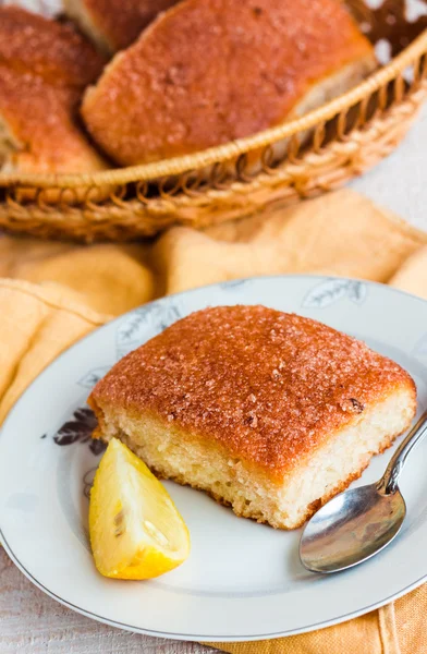 Beyaz bir arka plan üzerinde limon tarçın çörekler 