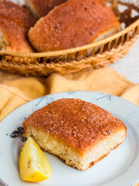 ahşap bir arka plan üzerinde limon tarçın rulo