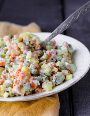 Olivier salata şenlikli bir tablo, yeni yıl