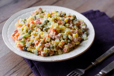 Olivier salata şenlikli bir tablo, yeni yıl