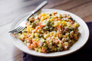 Olivier salata şenlikli bir tablo, yeni yıl