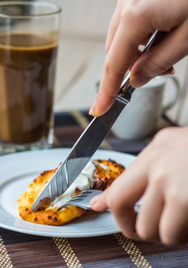 Lor peynirli krep ekşi krema ile kahvaltı için eller