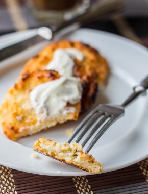 Peynirli krep ekşi krema ve kahve, kahvaltı ile