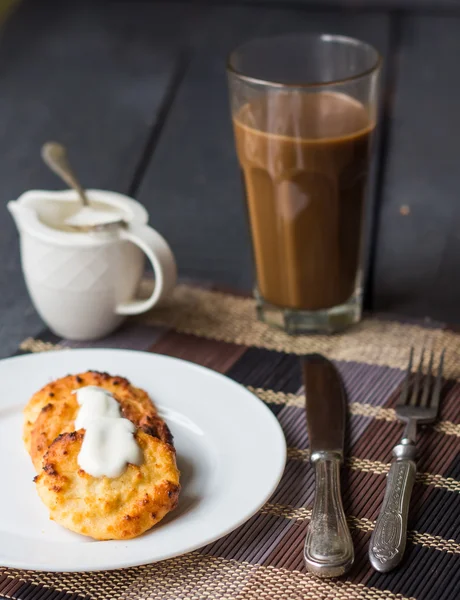 Bakade cheesecakes med gräddfil, frukost — Stockfoto