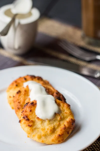 Gâteaux au fromage cuits à la crème sure et café au lait, breakfas — Photo