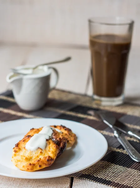 Crêpes au fromage cottage avec crème sure et café, petit déjeuner — Photo