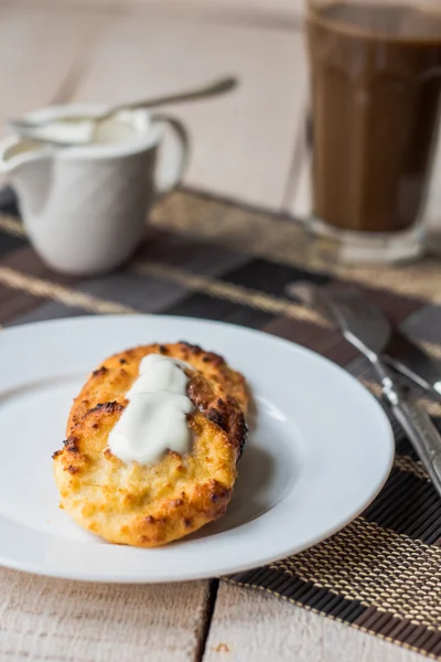 Keso pannkakor med grädde och kaffe, frukost — Stockfoto