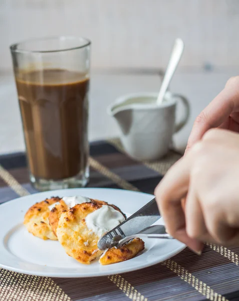Сирні млинці зі сметаною та кавою, сніданок — стокове фото