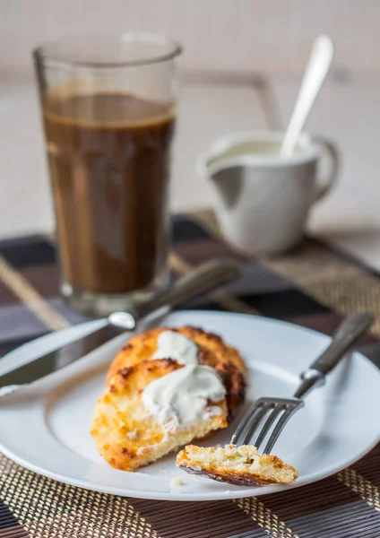 Frittelle di formaggio con panna acida e caffè, colazione — Foto Stock